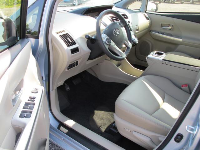 Toyota Prius v 2012 photo 3
