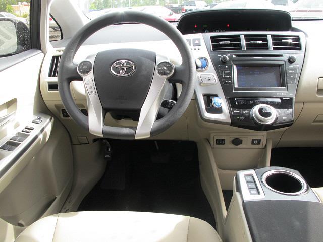 Toyota Prius v 2012 photo 0