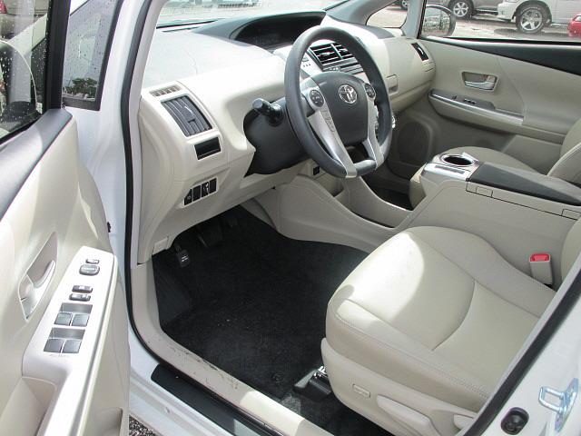 Toyota Prius v 2012 photo 1