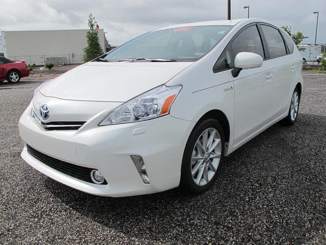 Toyota Prius v 2012 photo 2