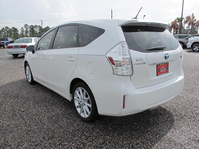 Toyota Prius v 2012 photo 3