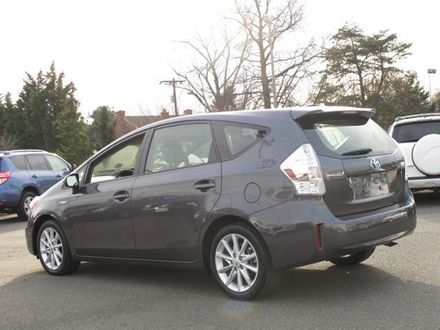 Toyota Prius v 2012 photo 1