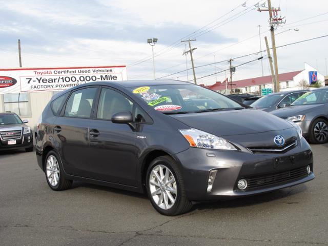 Toyota Prius v 2012 photo 4