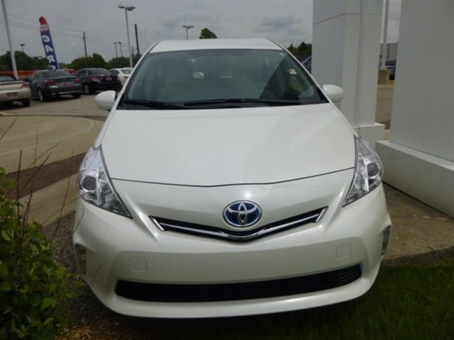 Toyota Prius v 2012 photo 1