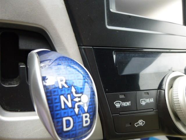 Toyota Prius v 2012 photo 12