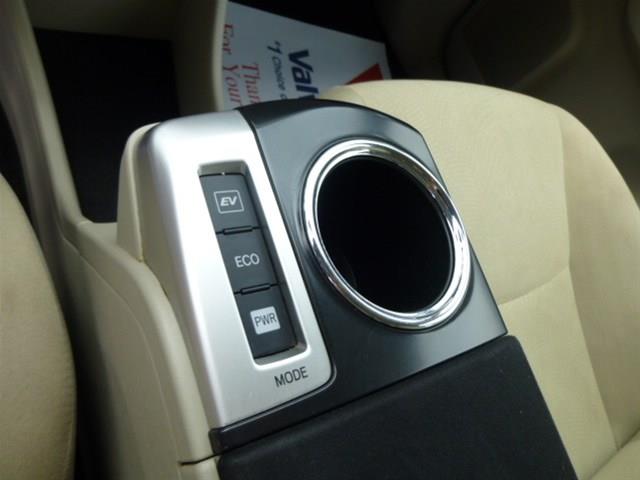 Toyota Prius v 2012 photo 13