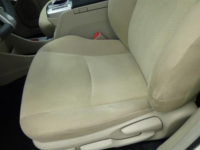 Toyota Prius v 2012 photo 14