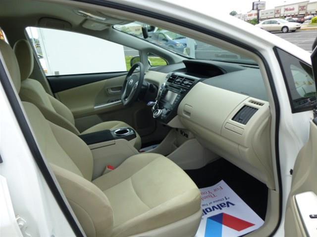 Toyota Prius v 2012 photo 16