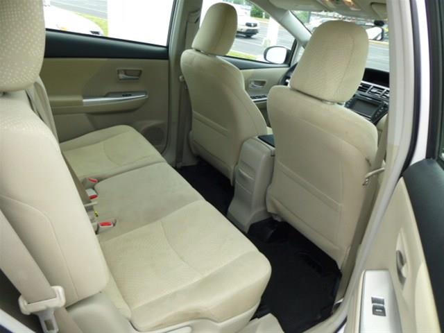 Toyota Prius v 2012 photo 17