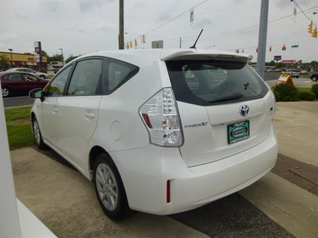 Toyota Prius v 2012 photo 19