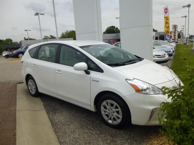 Toyota Prius v 2012 photo 20