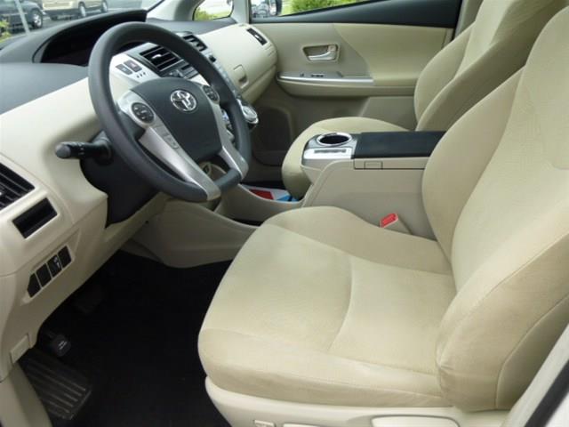 Toyota Prius v 2012 photo 3