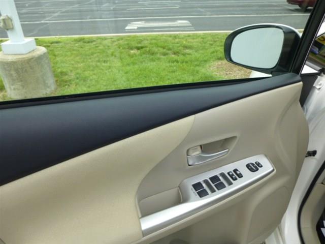 Toyota Prius v 2012 photo 4