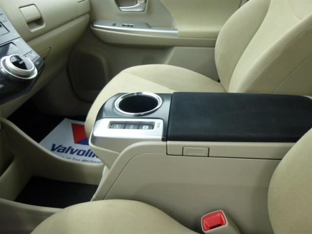 Toyota Prius v 2012 photo 7