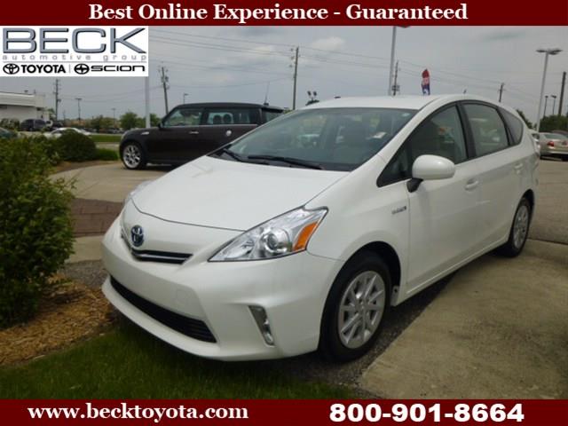 Toyota Prius v 2012 photo 8