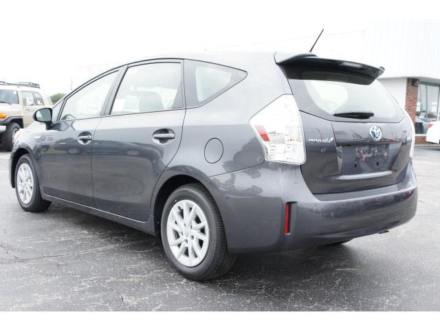 Toyota Prius v 2013 photo 1