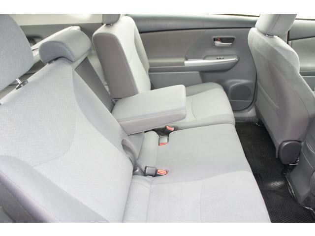 Toyota Prius v 2013 photo 2