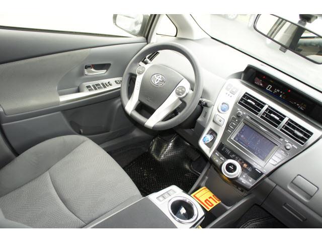 Toyota Prius v 2013 photo 3
