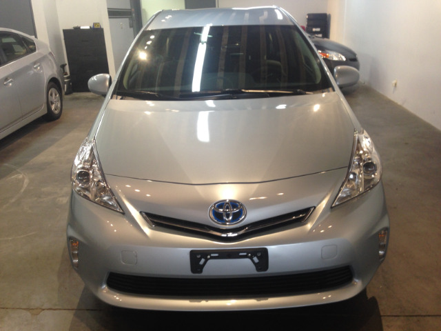 Toyota Prius v 2013 photo 2