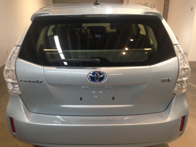 Toyota Prius v 2013 photo 3
