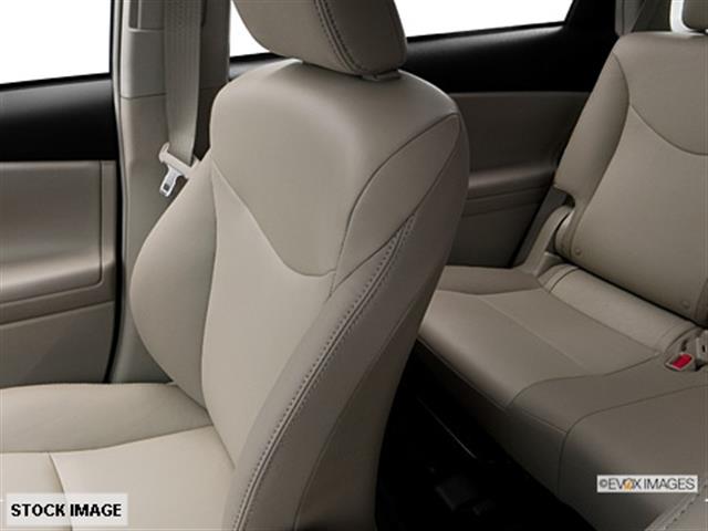 Toyota Prius v 2013 photo 10