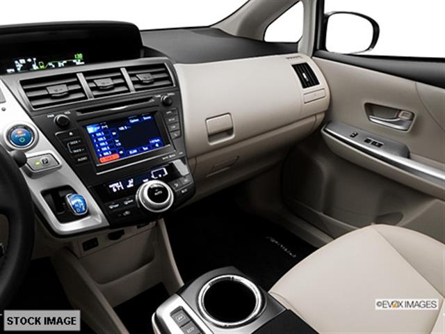 Toyota Prius v 2013 photo 2