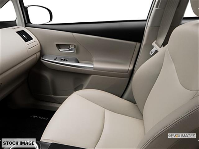 Toyota Prius v 2013 photo 3