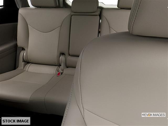 Toyota Prius v 2013 photo 4