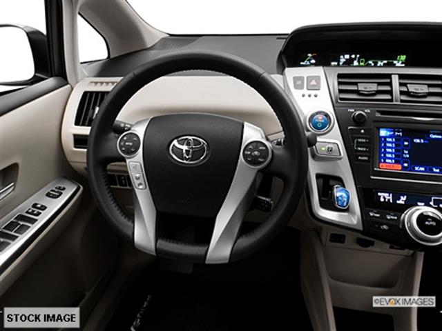 Toyota Prius v 2013 photo 6