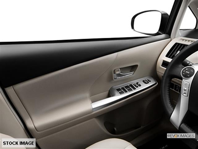 Toyota Prius v 2013 photo 7