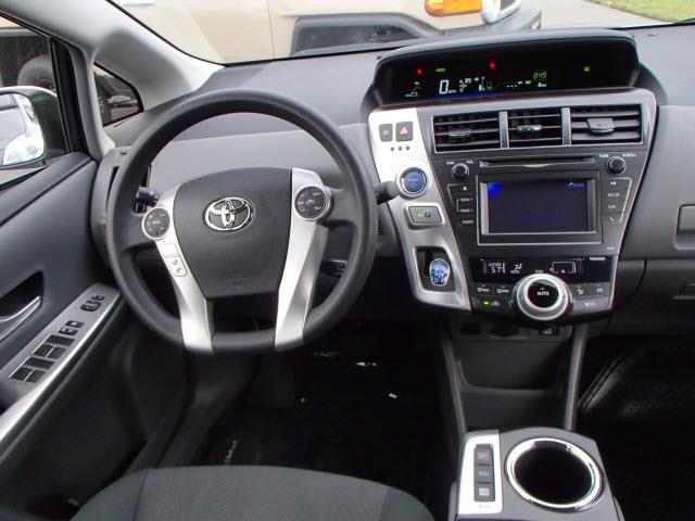 Toyota Prius v 2013 photo 0
