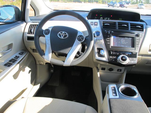 Toyota Prius v 2013 photo 1