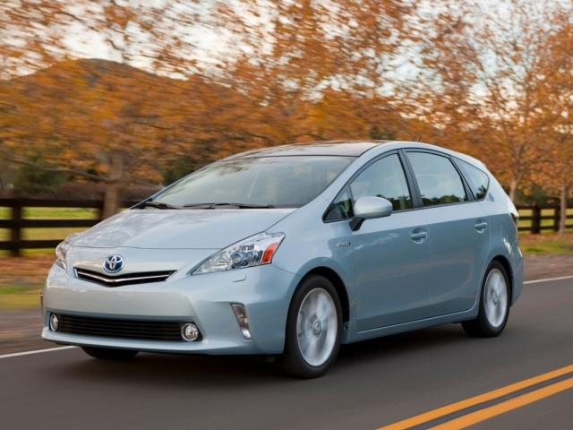 Toyota Prius v 2013 photo 2