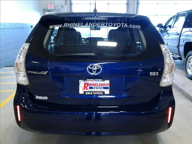 Toyota Prius v 2013 photo 4