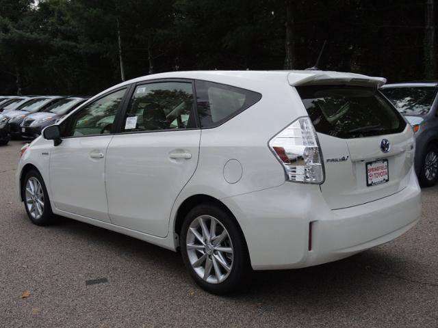 Toyota Prius v 2014 photo 1