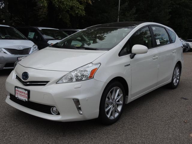 Toyota Prius v 2014 photo 2