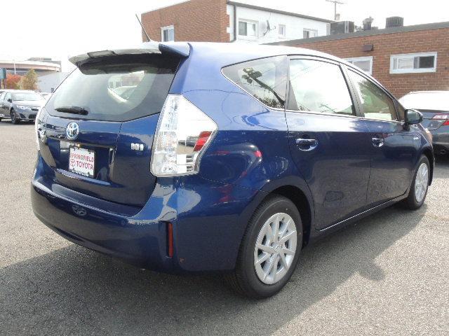 Toyota Prius v 2014 photo 1