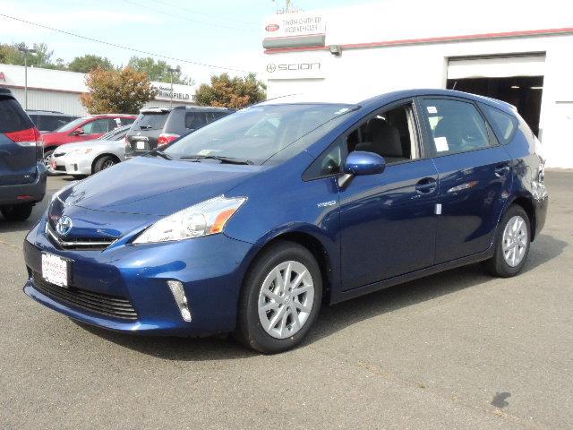 Toyota Prius v 2014 photo 2