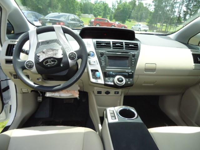 Toyota Prius v 2014 photo 1