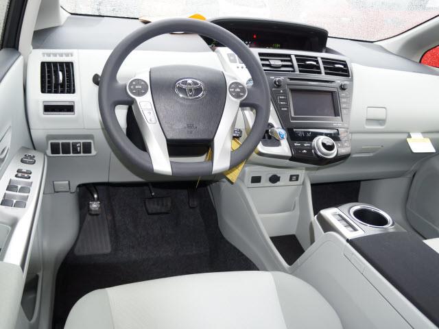 Toyota Prius v 2014 photo 3