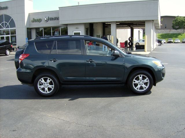 Toyota RAV4 Crew Cab 126.0 WB 2WD SLE2 SUV