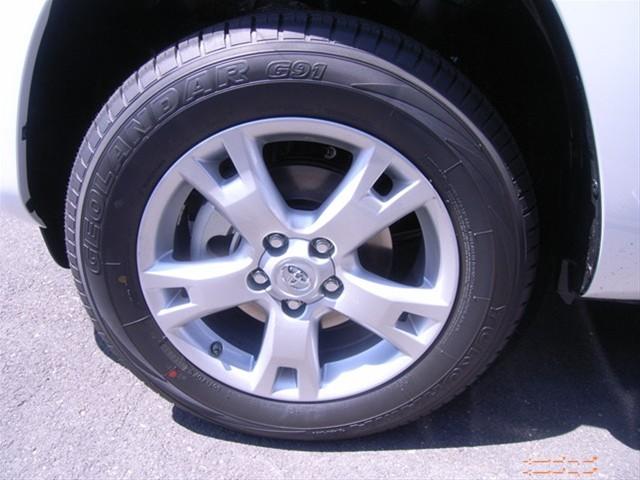 Toyota RAV4 2010 photo 2