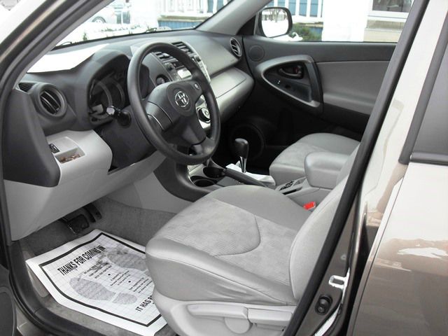 Toyota RAV4 ES LX SUV