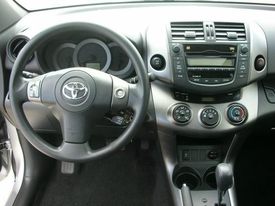 Toyota RAV4 2010 photo 2