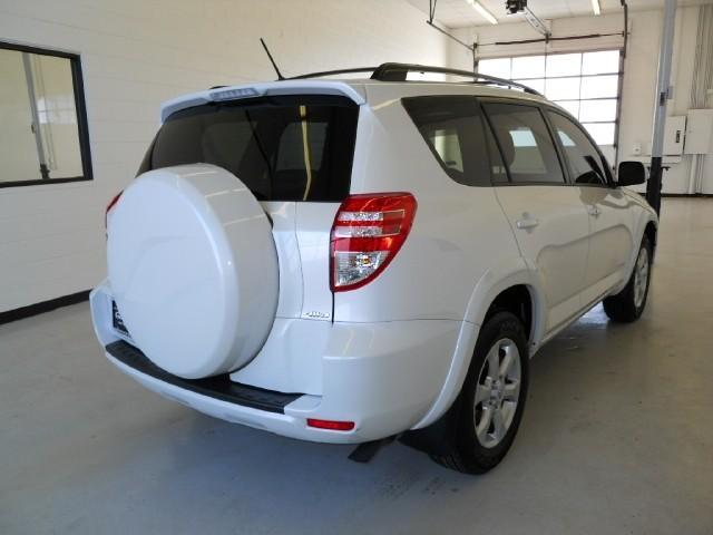 Toyota RAV4 2010 photo 3