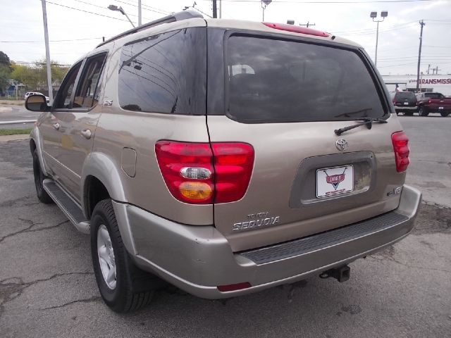 Toyota Sequoia 2002 photo 2