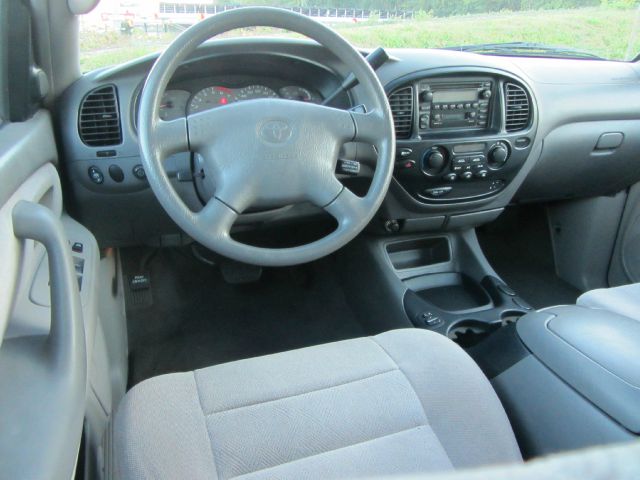 Toyota Sequoia 2002 photo 2