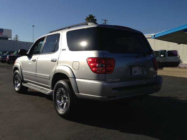 Toyota Sequoia 2002 photo 1