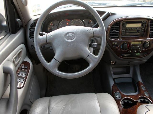 Toyota Sequoia 2002 photo 2