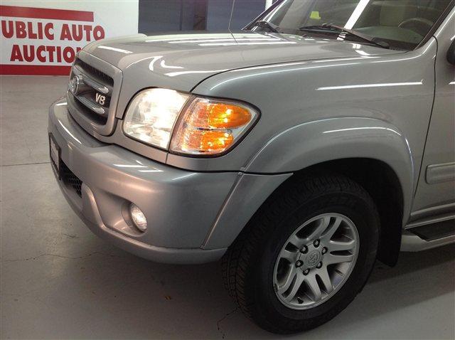 Toyota Sequoia 2004 photo 11
